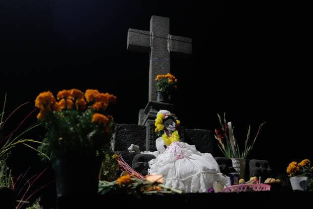 People Visit San Andres Mixquic cemetery on Dia de Muertos Celebration People visit the San Andres Mixquic cemetery, located in Tlahuac, to accompany their deceased loved ones in the traditional lighting ceremony on the Dia de Muertos celebration. on October 3, 2025 in Mexico City, Mexico. (Photo by Carlos Santiago Eyepix Group) Copyright: xCarlosxSantiagox xEyepixxGroupx CS_03112025_172442