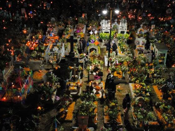 People Visit San Andres Mixquic cemetery on Dia de Muertos Celebration Aerial view of the San Andres Mixquic cemetery, located in Tlahuac, where people accompany their deceased loved ones in the traditional lighting ceremony on the Dia de Muertos celebration. on October 3, 2025 in Mexico City, Mexico. (Photo by Carlos Santiago Eyepix Group) Copyright: xCarlosxSantiagox xEyepixxGroupx CS_03112025_172451