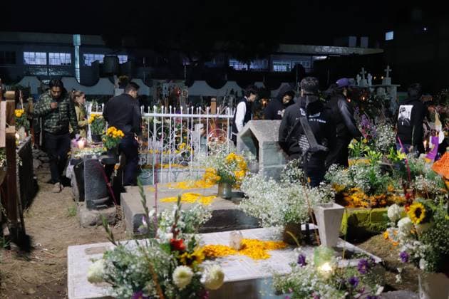 People visit the San Andres Mixquic cemetery, located in Tlahuac, to accompany their deceased loved ones in the traditional lighting ceremony on the Dia de Muertos celebration. on October 3, 2025 in Mexico City, Mexico. Mexico City Mexico - ZUMAe321 20251103_zia_e321_010 Copyright: xCarlosxSantiagox