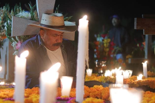 People visit the San Andres Mixquic cemetery, located in Tlahuac, to accompany their deceased loved ones in the traditional lighting ceremony on the Dia de Muertos celebration. on October 3, 2025 in Mexico City, Mexico. Mexico City Mexico - ZUMAe321 20251103_zia_e321_012 Copyright: xCarlosxSantiagox