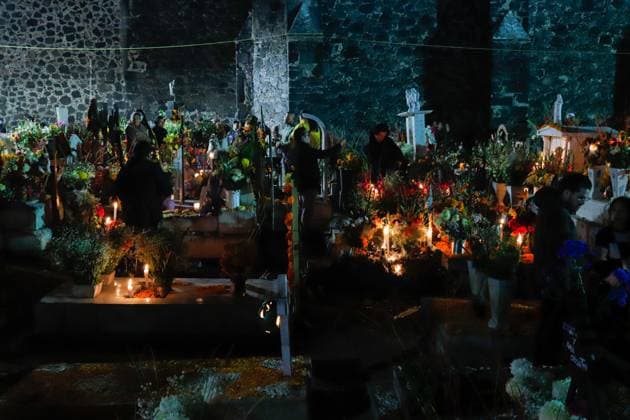People visit the San Andres Mixquic cemetery, located in Tlahuac, to accompany their deceased loved ones in the traditional lighting ceremony on the Dia de Muertos celebration. on October 3, 2025 in Mexico City, Mexico. Mexico City Mexico - ZUMAe321 20251103_zia_e321_022 Copyright: xCarlosxSantiagox