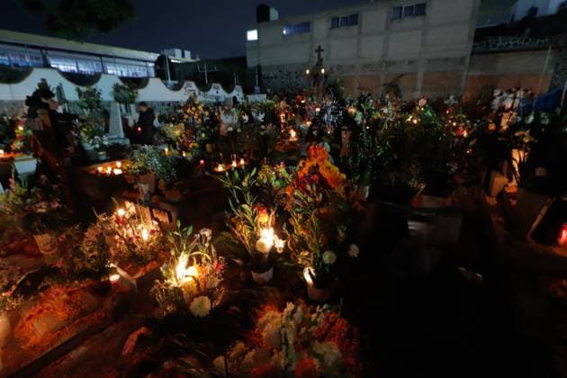 People visit the San Andres Mixquic cemetery, located in Tlahuac, to accompany their deceased loved ones in the traditional lighting ceremony on the Dia de Muertos celebration. on October 3, 2025 in Mexico City, Mexico. Mexico City Mexico - ZUMAe321 20251103_zia_e321_024 Copyright: xCarlosxSantiagox