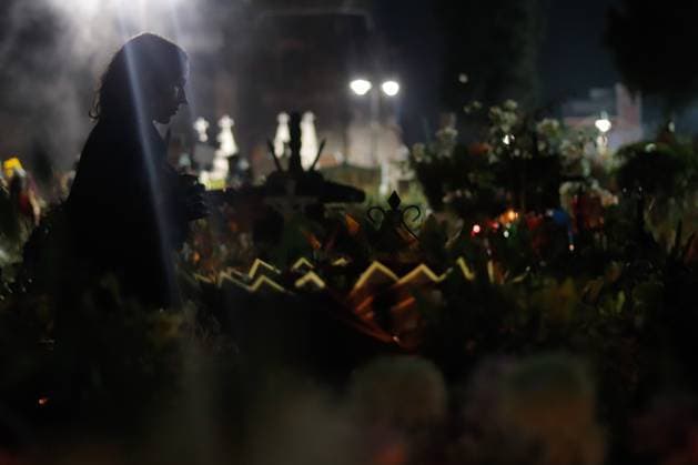 People visit the San Andres Mixquic cemetery, located in Tlahuac, to accompany their deceased loved ones in the traditional lighting ceremony on the Dia de Muertos celebration. on October 3, 2025 in Mexico City, Mexico. Mexico City Mexico - ZUMAe321 20251103_zia_e321_026 Copyright: xCarlosxSantiagox