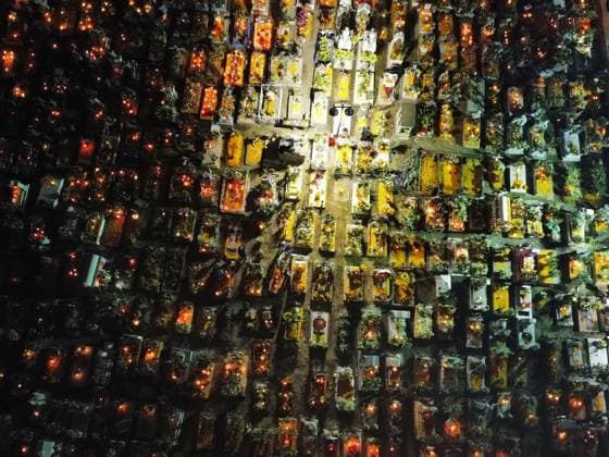 Aerial view of the San Andres Mixquic cemetery, located in Tlahuac, where people accompany their deceased loved ones in the traditional lighting ceremony on the Dia de Muertos celebration. on October 3, 2025 in Mexico City, Mexico. Mexico City Mexico - ZUMAe321 20251103_zia_e321_031 Copyright: xCarlosxSantiagox