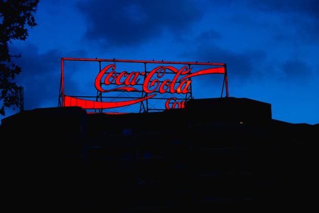 Leuchtreklame Coca Cola. Deutschland, Berlin am 03.11.2025: Das Spitteleck mit der bekannten Leuchtreklame von Coca Cola auf einem Wohngebäude am östlichen Ende der Leipziger Straße. *** Illuminated sign Coca Cola Germany, Berlin on 03 11 2025 The Spitteleck with the well-known illuminated sign of Coca Cola on a residential building at the eastern end of Leipziger Straße