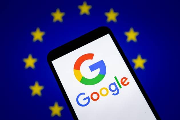 Illustration Google CHONGQING, CHINA - NOVEMBER 3, 2025 - An illustration photo shows Google logo in a smartphone with the European Union logo in the background in Chongqing, China on November 3, 2025 . Chongqing Chongqing China  Copyright: xCFOTOx i1762208111296