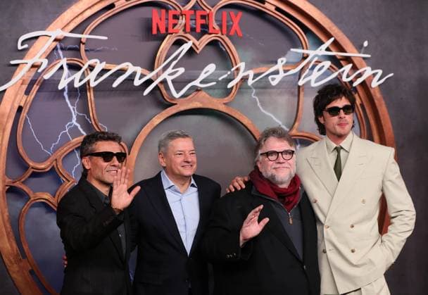 November 4, 2025, Mexico City, Ciudad de Mexico, Mexico: (L-R) Actor Oscar Isaac, Netflix CEO Ted Sarandos, director Guillermo del Toro and actor Jacob Elordi attend the red carpet for the film Frankenstein at Colegio de San Ildefonso. on November 3, 2025 in Mexico City, Mexico. Mexico City Mexico - ZUMAe321 20251104_zea_e321_022 Copyright: xAlbertoxGuillenx