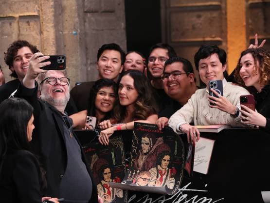 November 4, 2025, Mexico City, Ciudad de Mexico, Mexico: Director Guillermo del Toro attends the red carpet for the film Frankenstein at Colegio de San Ildefonso. on November 3, 2025 in Mexico City, Mexico. Mexico City Mexico - ZUMAe321 20251104_zea_e321_023 Copyright: xAlbertoxGuillenx