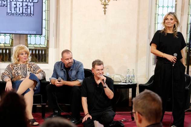 Steffi Irmen, Ulf Leo Sommer, Peter Plate und Kim Fisher bei der Pressekonferenz zum Musical Wir sind am Leben im Stage Theater des Westens. Berlin, 03.11.2025
