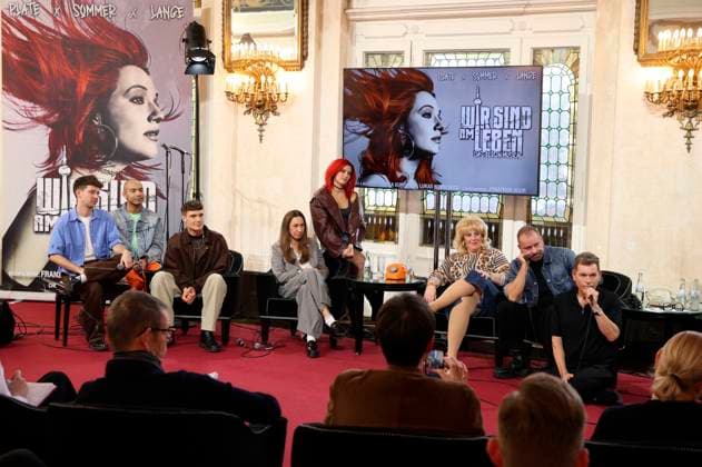 Lukas Nimscheck, Daniel Pohlen, Jörn-Felix Alt, Franziska Kuropka, Celina dos Santos, Steffi Irmen, Ulf Leo Sommer und Peter Plate bei der Pressekonferenz zum Musical Wir sind am Leben im Stage Theater des Westens. Berlin, 03.11.2025