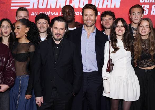 Edgar Wright, Glen Powell and Star Academy 2025 students L D Mélissa, Léa, Lily, Ambre, Léane, Léo, Noah, Théo P , Jeanne, Victor, Anouk, Ema, Sarah and Bastiaan at the premiere of Running Man at the UGC Ciné Cité Bercy cinema in Paris on 3 November 2025 Denis Guignebourg Bestimage Premiere of Running Man at the UGC Ciné Cité Bercy cinema in Paris on 3 November 2025 Paris France Copyright: xDenisxGuignebourgx xBestimagexDenisxGuignebourgx xBestimagex