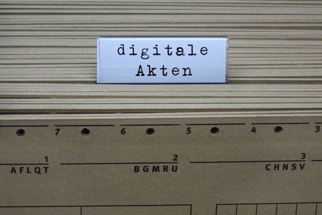 Hängeregister und digitale Akten Fotomontage: Hängeregister und digitale Akten, 04.11.2025, Borkwalde, Brandenburg, An einem Hängeregister befindet sich der Schriftzug digitale Akten. *** Suspension files and digital files Photomontage of suspension files and digital files, 04 11 2025, Borkwalde, Brandenburg, The lettering digital files can be found on a suspension file