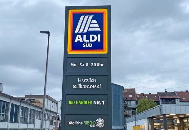 03.11.2025 xmohx, Wirtschaft Einzelhandel, emwir , v.l. Logo, Schriftzug, Werbung, Information, Wegweiser, Straßenschild, Lebensmittel, Unternehmensschild, Eingang, Symbolbild ALDI SÜD mit Öffnungszeiten BIO Händler Nr 1 und tägliche Frische zum Original ALDI Preis Merchweiler *** 03 11 2025 xmohx, economy retail, emwir , v l logo, lettering, advertising, information, signpost, street sign, food, company sign, entrance, symbolic image ALDI SOUTH with opening hours BIO retailer no. 1 and daily freshness at the original ALDI price Merchweiler Merchweiler *** 03 11 2025 xmohx, economy retail, emwir , v l logo, lettering, advertising, information, street sign, company sign, entrance, symbolic image ALDI SOUTH with opening hours BIO retailer no imago images 1068730292
