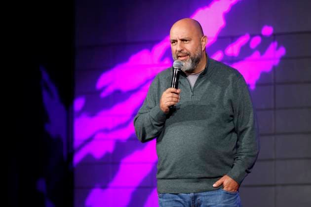 Kabarettist Serdar Somuncu steht auf der Bühne im Rahmen des Podcast BOYGROUP Serdar Somuncu & Bent-Erik Scholz Live & unzensiert in der Volksbühne am Rudolfplatz. Köln, 03.11.2025 NRW Deutschland Copyright: xChristophxHardtx
