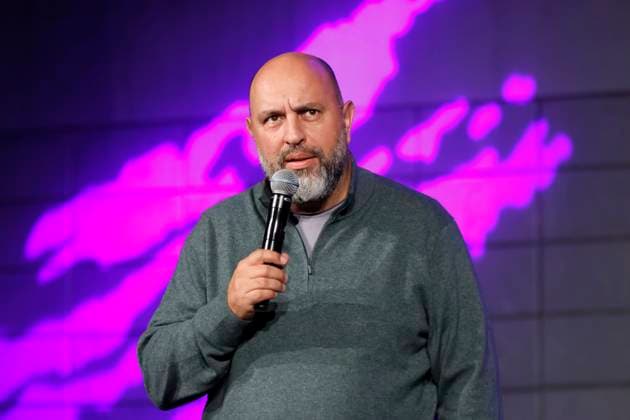 Kabarettist Serdar Somuncu steht auf der Bühne im Rahmen des Podcast BOYGROUP Serdar Somuncu & Bent-Erik Scholz Live & unzensiert in der Volksbühne am Rudolfplatz. Köln, 03.11.2025 NRW Deutschland Copyright: xChristophxHardtx