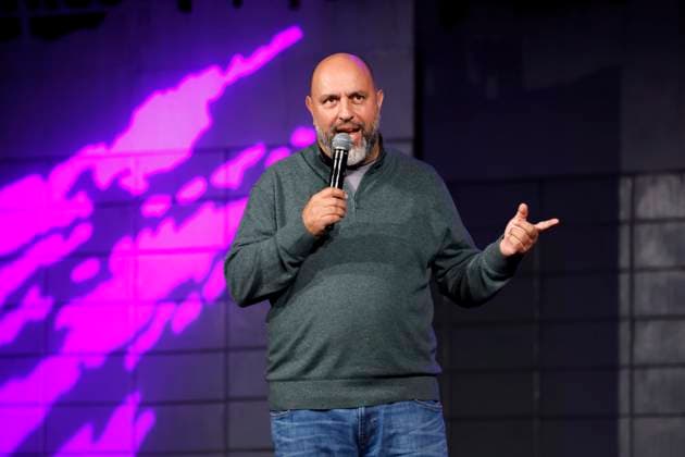 Kabarettist Serdar Somuncu steht auf der Bühne im Rahmen des Podcast BOYGROUP Serdar Somuncu & Bent-Erik Scholz Live & unzensiert in der Volksbühne am Rudolfplatz. Köln, 03.11.2025 NRW Deutschland Copyright: xChristophxHardtx