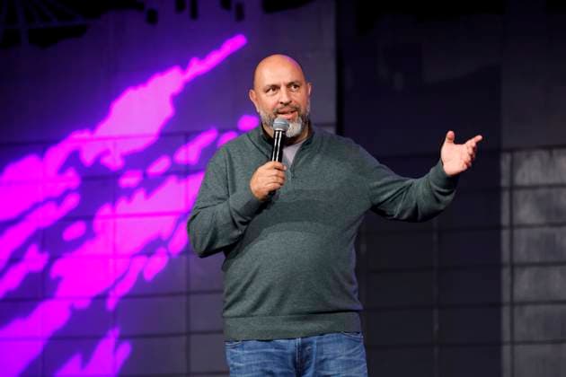 Kabarettist Serdar Somuncu steht auf der Bühne im Rahmen des Podcast BOYGROUP Serdar Somuncu & Bent-Erik Scholz Live & unzensiert in der Volksbühne am Rudolfplatz. Köln, 03.11.2025 NRW Deutschland Copyright: xChristophxHardtx