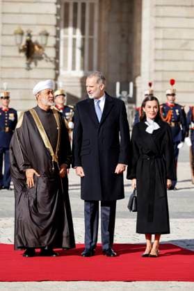 King Felipe VI and Queen Letizia receive the Sultan of Oman, His Majesty Sultan Haitham Bin Tarik, at the Royal Palace King Felipe VI and Queen Letizia receive the Sultan of Oman, His Majesty Sultan Haitham Bin Tarik, before his State visit, at the Royal Palace, on November 4, 2025, in Madrid Spain FAMOUS KINGS POLITICAL ROYALTY RECEPTION PALACE Antonio Gutié Madrid Madrid Madrid Spain  Copyright: xAntonioxGutiÃ rrezx 7075136