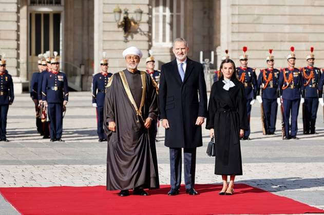 King Felipe VI and Queen Letizia receive the Sultan of Oman, His Majesty Sultan Haitham Bin Tarik, at the Royal Palace King Felipe VI and Queen Letizia receive the Sultan of Oman, His Majesty Sultan Haitham Bin Tarik, before his State visit, at the Royal Palace, on November 4, 2025, in Madrid Spain FAMOUS KINGS POLITICAL ROYALTY RECEPTION PALACE Antonio Gutié Madrid Madrid Madrid Spain  Copyright: xAntonioxGutiÃ rrezx 7075137