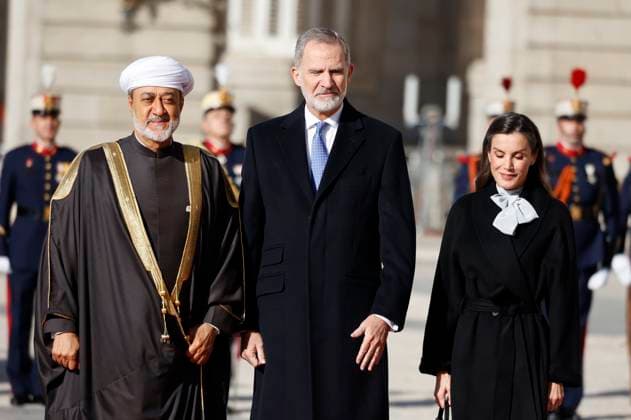 King Felipe VI and Queen Letizia receive the Sultan of Oman, His Majesty Sultan Haitham Bin Tarik, at the Royal Palace King Felipe VI and Queen Letizia receive the Sultan of Oman, His Majesty Sultan Haitham Bin Tarik, before his State visit, at the Royal Palace, on November 4, 2025, in Madrid Spain FAMOUS KINGS POLITICAL ROYALTY RECEPTION PALACE Antonio Gutié Madrid Madrid Madrid Spain  Copyright: xAntonioxGutiÃ rrezx 7075138