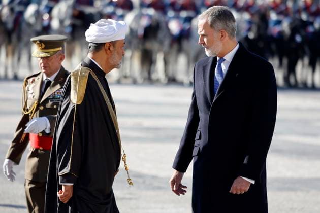 The King and Queen of Spain receive the Sultan of Oman, His Majesty Sultan Haitham Bin Tarik, at the Royal Palace King Felipe VI and the Sultan of Oman, His Majesty Sultan Haitham Bin Tarik, during the reception ceremony held at the Royal Palace before his State trip, on November 4, 2025, in Madrid Spain FAMOUS KINGS POLITICAL ROYALTY RECEPTION PALACE Antonio Gutié Madrid Madrid Madrid Spain  Copyright: xAntonioxGutiÃ rrezx 7075191