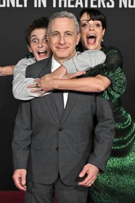 Steve Asbell mit Ehefrau Lucy Asbell und Sohn bei der Premiere des Kinofilms Predator: Badlands im TCL Chinese Theater. Los Angeles, 03.11.2025