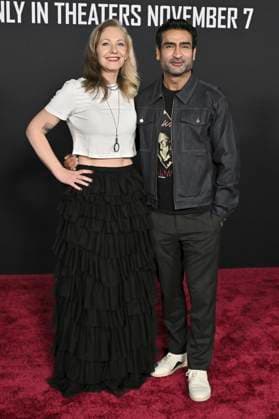 Emily V. Gordon mit Ehemann Kumail Nanjiani bei der Premiere des Kinofilms Predator: Badlands im TCL Chinese Theater. Los Angeles, 03.11.2025