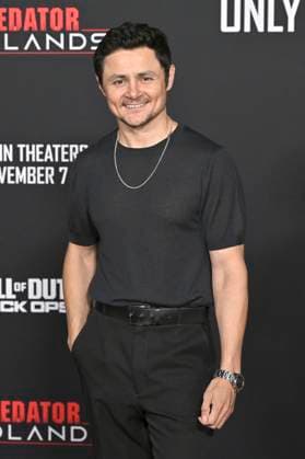 Arturo Castro bei der Premiere des Kinofilms Predator: Badlands im TCL Chinese Theater. Los Angeles, 03.11.2025