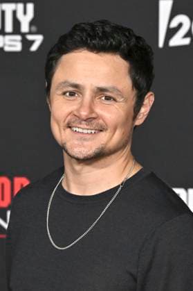 Arturo Castro bei der Premiere des Kinofilms Predator: Badlands im TCL Chinese Theater. Los Angeles, 03.11.2025