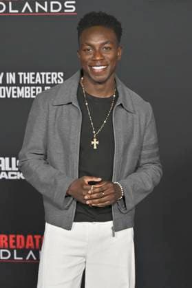 Olly Sholotan bei der Premiere des Kinofilms Predator: Badlands im TCL Chinese Theater. Los Angeles, 03.11.2025