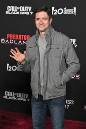 Topher Grace bei der Premiere des Kinofilms Predator: Badlands im TCL Chinese Theater. Los Angeles, 03.11.2025