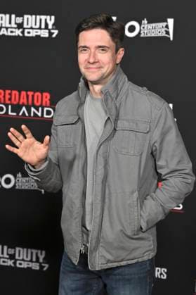 Topher Grace bei der Premiere des Kinofilms Predator: Badlands im TCL Chinese Theater. Los Angeles, 03.11.2025