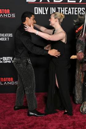 Dimitrius Schuster-Koloamatangi und Elle Fanning bei der Premiere des Kinofilms Predator: Badlands im TCL Chinese Theater. Los Angeles, 03.11.2025