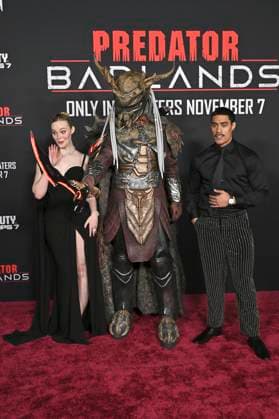 Elle Fanning und Dimitrius Schuster-Koloamatangi bei der Premiere des Kinofilms Predator: Badlands im TCL Chinese Theater. Los Angeles, 03.11.2025