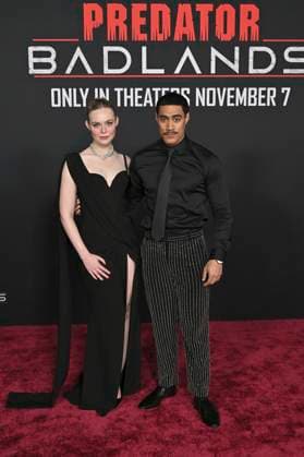 Elle Fanning und Dimitrius Schuster-Koloamatangi bei der Premiere des Kinofilms Predator: Badlands im TCL Chinese Theater. Los Angeles, 03.11.2025