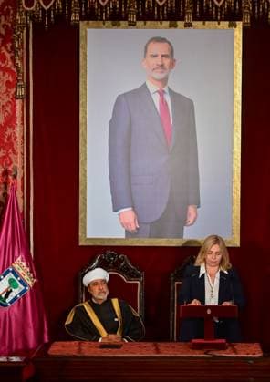 November 4, 2025, Madrid, Madrid, SPAIN: The Deputy Mayor of Madrid, Inma Sanz, presents the Golden Key of the City of Madrid to His Majesty Sultan Haitham Bin Tarik of Oman during his State Visit to Spain. The ceremony took place at the Palacio de Cibeles, headquarters of Madrid City Hall. Madrid SPAIN - ZUMAz108 20251104_znp_z108_021 Copyright: xRichardxZubelzux