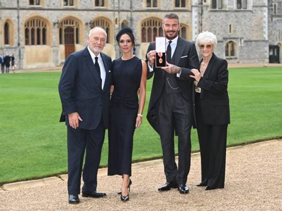 . 04 11 2025. Windsor, United Kingdom. Sir David Beckham and his wife Victoria, along with parents Ted and Sandra, after receiving his knighthood at an Investiture at Windsor Castle, United Kingdom  xPoolx xi-Imagesx IIM-26349-0016