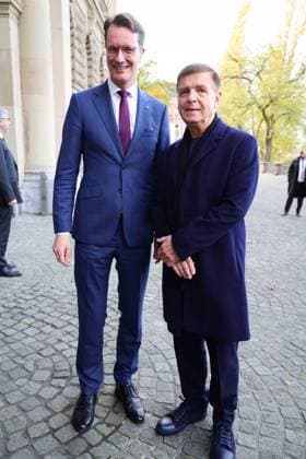 Verleihung des Staatspreises des Landes Nordrhein-Westfalen an Andreas Gursky - Staatpreis Träger Fotograf Andreas Gursky bei der Ankunft mit NRW Ministerpräsident Hendrik Wüst Düsseldorf K21 Ständehaus NRW Deutschland
