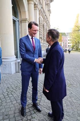 Verleihung des Staatspreises des Landes Nordrhein-Westfalen an Andreas Gursky - Staatpreis Träger Fotograf Andreas Gursky bei der Ankunft mit NRW Ministerpräsident Hendrik Wüst Düsseldorf K21 Ständehaus NRW