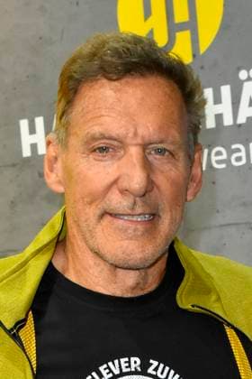 abb Moeller- Ralf Rudolf Moeller Möller der deutsche Schauspieler Botschafter der Initiative Handwerk und ehemaliger Bodybuilder und Mr. Universum macht Werbung als Gaststar auf dem Stand Hans Schaefer Workwear Arbeitskleidung auf der Austellung A plus A auf der Messe Duesseldorf am 04.11.2025 in Duesseldorf NRW Deutschland