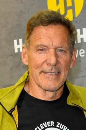 abb Moeller- Ralf Rudolf Moeller Möller der deutsche Schauspieler Botschafter der Initiative Handwerk und ehemaliger Bodybuilder und Mr. Universum macht Werbung als Gaststar auf dem Stand Hans Schaefer Workwear Arbeitskleidung auf der Austellung A plus A auf der Messe Duesseldorf am 04.11.2025 in Duesseldorf NRW Deutschland