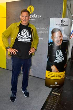 abb Moeller- Ralf Rudolf Moeller Möller der deutsche Schauspieler Botschafter der Initiative Handwerk und ehemaliger Bodybuilder und Mr. Universum macht Werbung als Gaststar auf dem Stand Hans Schaefer Workwear Arbeitskleidung auf der Austellung A plus A auf der Messe Duesseldorf am 04.11.2025 in Duesseldorf NRW Deutschland