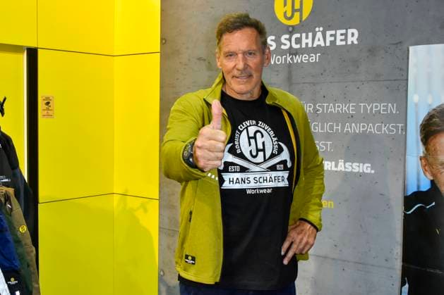 abb Moeller- Ralf Rudolf Moeller Möller der deutsche Schauspieler Botschafter der Initiative Handwerk und ehemaliger Bodybuilder und Mr. Universum macht Werbung als Gaststar auf dem Stand Hans Schaefer Workwear Arbeitskleidung auf der Austellung A plus A auf der Messe Duesseldorf am 04.11.2025 in Duesseldorf NRW Deutschland *** abb Moeller Ralf Rudolf Moeller Möller the German actor ambassador of the Initiative Handwerk and former bodybuilder and Mr Universe is advertising as a guest star at the Hans Schaefer Workwear workwear stand at the A plus A exhibition at the Duesseldorf trade fair on 04 11 2025 in Duesseldorf NRW Germany