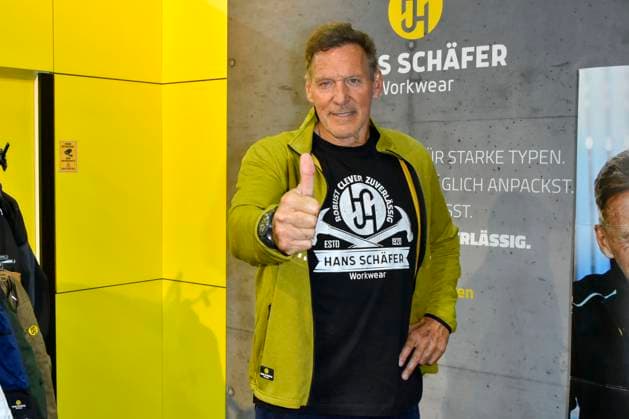 abb Moeller- Ralf Rudolf Moeller Möller der deutsche Schauspieler Botschafter der Initiative Handwerk und ehemaliger Bodybuilder und Mr. Universum macht Werbung als Gaststar auf dem Stand Hans Schaefer Workwear Arbeitskleidung auf der Austellung A plus A auf der Messe Duesseldorf am 04.11.2025 in Duesseldorf NRW Deutschland