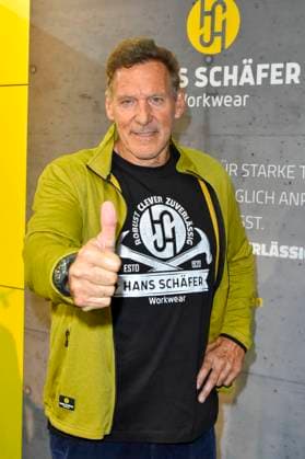 abb Moeller- Ralf Rudolf Moeller Möller der deutsche Schauspieler Botschafter der Initiative Handwerk und ehemaliger Bodybuilder und Mr. Universum macht Werbung als Gaststar auf dem Stand Hans Schaefer Workwear Arbeitskleidung auf der Austellung A plus A auf der Messe Duesseldorf am 04.11.2025 in Duesseldorf NRW Deutschland