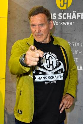 abb Moeller- Ralf Rudolf Moeller Möller der deutsche Schauspieler Botschafter der Initiative Handwerk und ehemaliger Bodybuilder und Mr. Universum macht Werbung als Gaststar auf dem Stand Hans Schaefer Workwear Arbeitskleidung auf der Austellung A plus A auf der Messe Duesseldorf am 04.11.2025 in Duesseldorf NRW Deutschland