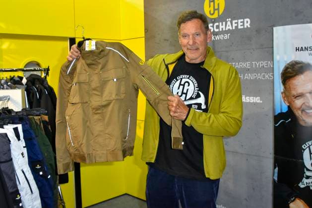 abb Moeller- Ralf Rudolf Moeller Möller der deutsche Schauspieler Botschafter der Initiative Handwerk und ehemaliger Bodybuilder und Mr. Universum macht Werbung als Gaststar auf dem Stand Hans Schaefer Workwear Arbeitskleidung auf der Austellung A plus A auf der Messe Duesseldorf am 04.11.2025 in Duesseldorf NRW Deutschland
