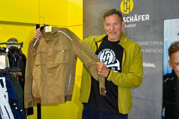 abb Moeller- Ralf Rudolf Moeller Möller der deutsche Schauspieler Botschafter der Initiative Handwerk und ehemaliger Bodybuilder und Mr. Universum macht Werbung als Gaststar auf dem Stand Hans Schaefer Workwear Arbeitskleidung auf der Austellung A plus A auf der Messe Duesseldorf am 04.11.2025 in Duesseldorf NRW Deutschland