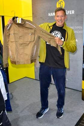 abb Moeller- Ralf Rudolf Moeller Möller der deutsche Schauspieler Botschafter der Initiative Handwerk und ehemaliger Bodybuilder und Mr. Universum macht Werbung als Gaststar auf dem Stand Hans Schaefer Workwear Arbeitskleidung auf der Austellung A plus A auf der Messe Duesseldorf am 04.11.2025 in Duesseldorf NRW Deutschland