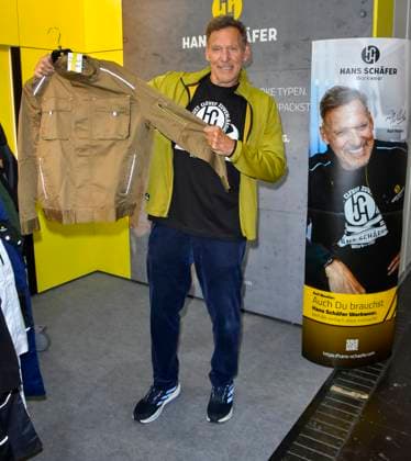 abb Moeller- Ralf Rudolf Moeller Möller der deutsche Schauspieler Botschafter der Initiative Handwerk und ehemaliger Bodybuilder und Mr. Universum macht Werbung als Gaststar auf dem Stand Hans Schaefer Workwear Arbeitskleidung auf der Austellung A plus A auf der Messe Duesseldorf am 04.11.2025 in Duesseldorf NRW Deutschland